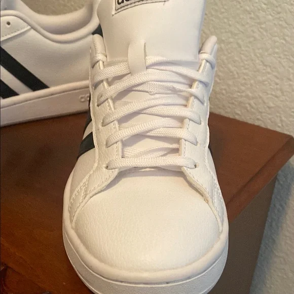 Adidas Classic White Shoes with Black Accents - Picture 6 of 12